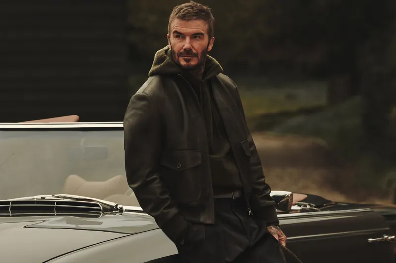 HUGO BOSS Kampagne BOSS by Beckham Herbst/Winter 2026: David Beckham in Lederjacke an einem Oldtimer-Cabrio