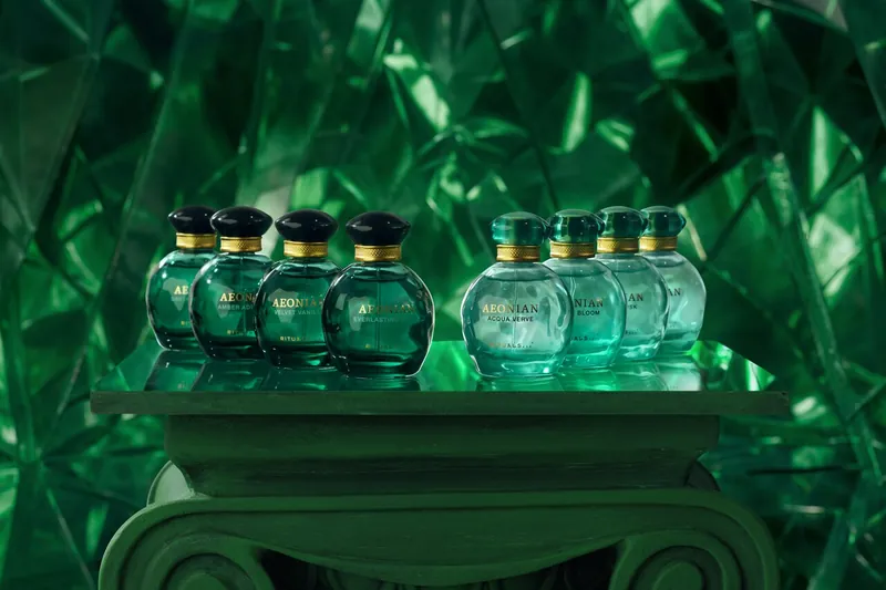 Rituals Aeonian: acht Flakons der Haute-Parfumerie-Kollektion auf einem grünen Sockel