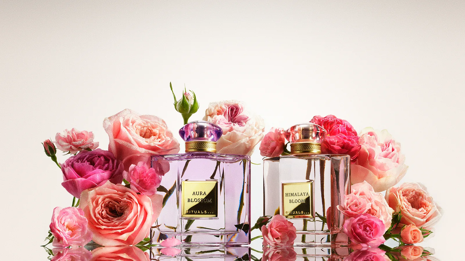 Rituals The Founder's Collection: Flakons Aura Blossom und Himalaya Bloom zwischen Rosen