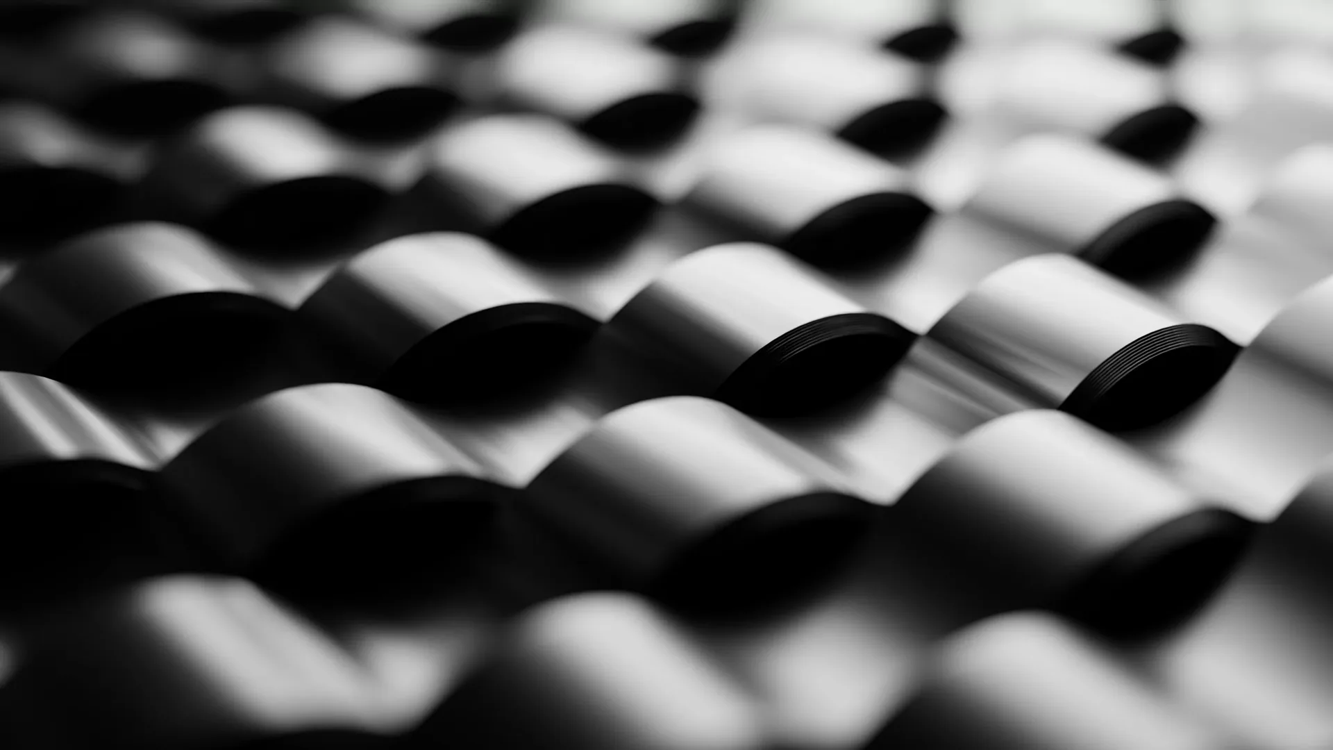 Metallic, Satin und Seide: Glanzvolle Materialien stilvoll kombinieren
