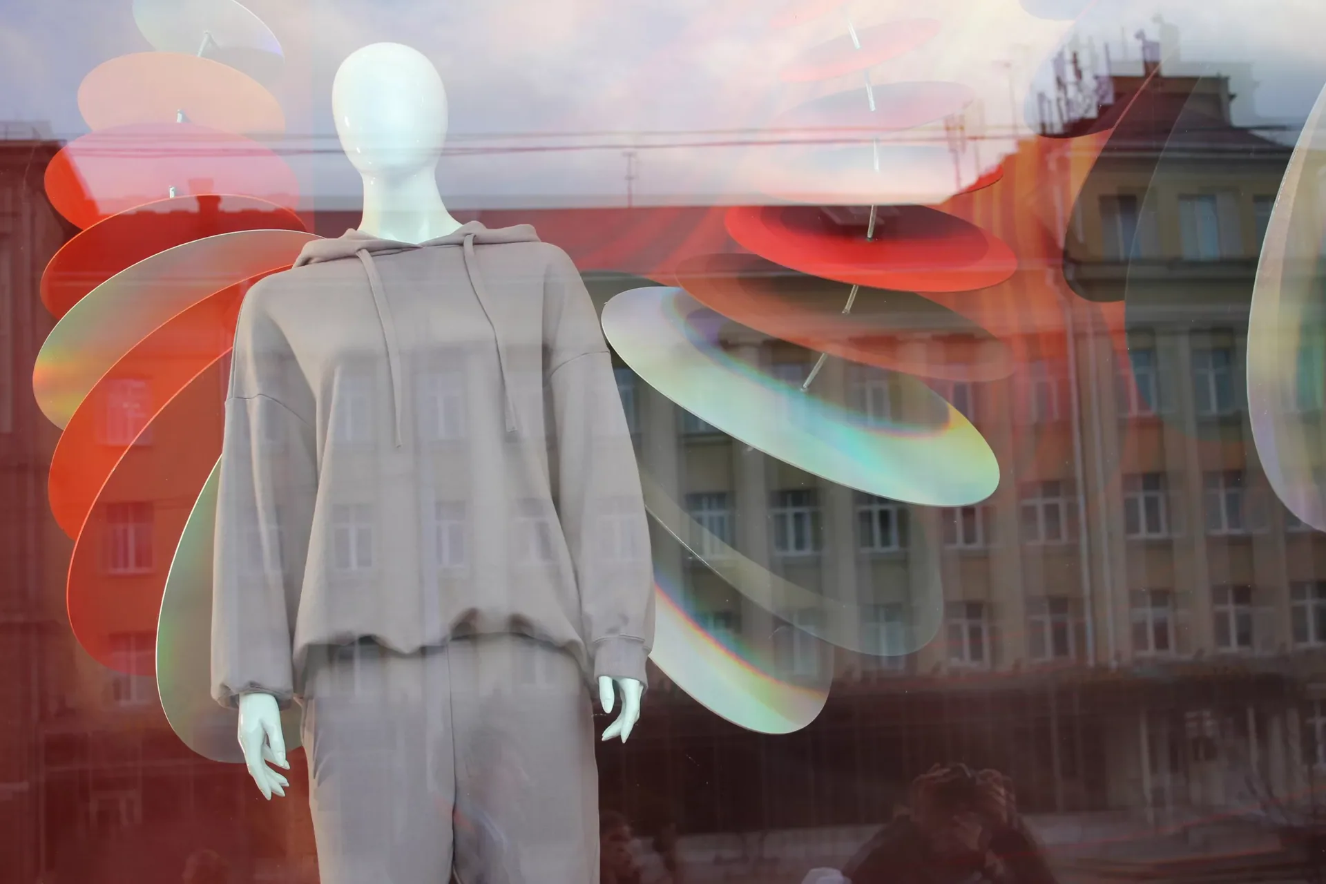 Sommermode 2026: Leichte Stoffe, helle Töne und mediterrane Eleganz