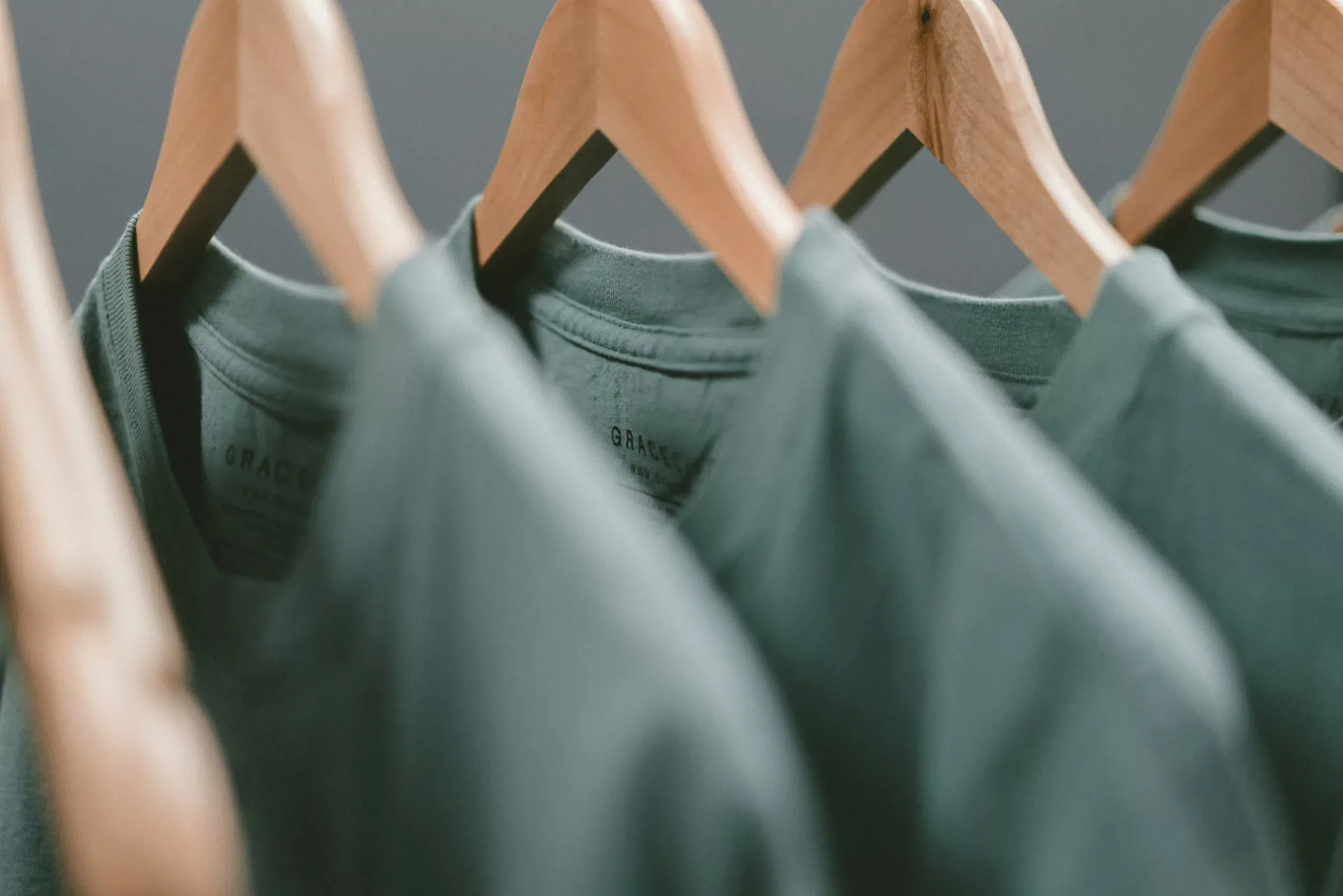 Farben kombinieren: So wirken Outfits modern, hochwertig und stimmig