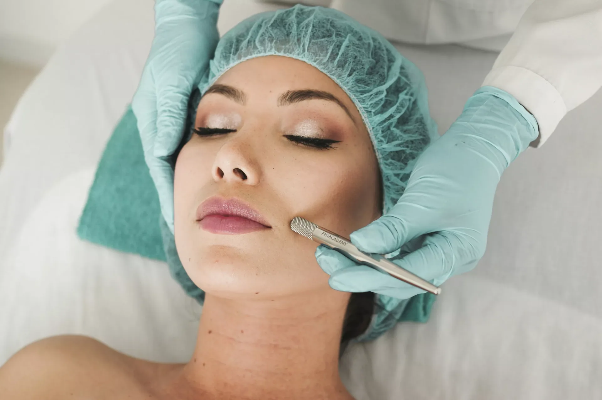 Revolutionäre Hautpflege mit HydraFacial Microneedling Peeling